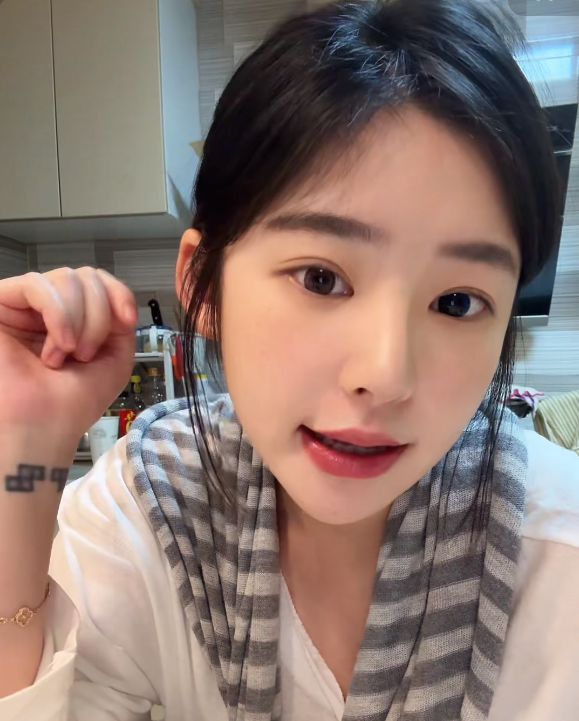 黄一鸣晒女儿近况，孩子反颌严重不见干预，跟王思聪讨钱又失败