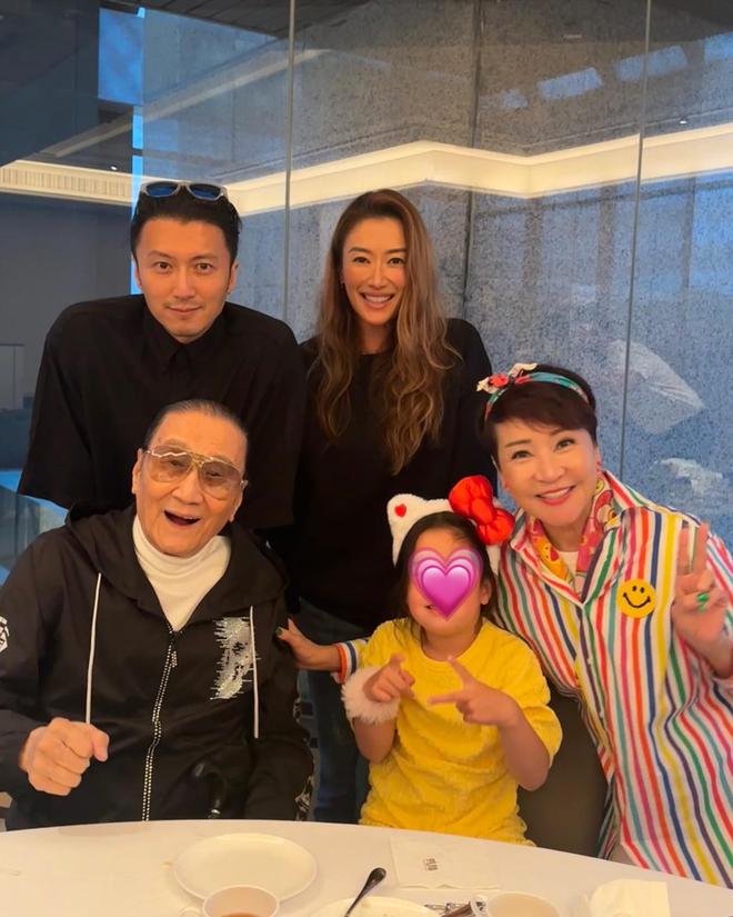 穆婷婷晒健身照作诗_伊能静晒牵手照_