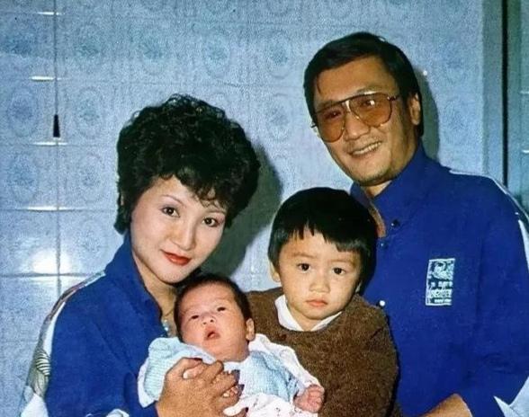 伊能静晒牵手照__穆婷婷晒健身照作诗