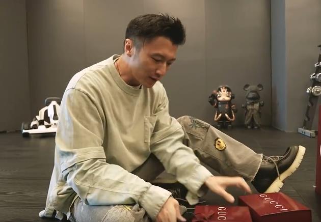 伊能静晒牵手照_穆婷婷晒健身照作诗_