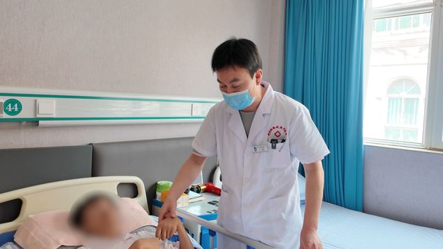 19岁男子入室行凶后淡定点外卖，年轻母亲为护女被袭致大脑萎缩如90岁，嫌疑人家属拒绝露面_19岁男子入室行凶后淡定点外卖，年轻母亲为护女被袭致大脑萎缩如90岁，嫌疑人家属拒绝露面_