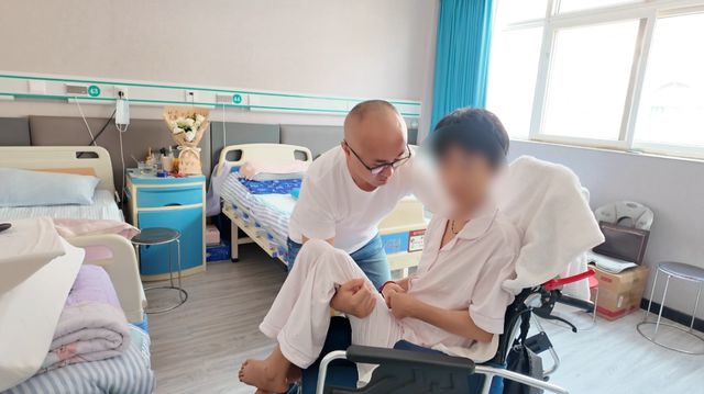 19岁男子入室行凶后淡定点外卖，年轻母亲为护女被袭致大脑萎缩如90岁，嫌疑人家属拒绝露面__19岁男子入室行凶后淡定点外卖，年轻母亲为护女被袭致大脑萎缩如90岁，嫌疑人家属拒绝露面