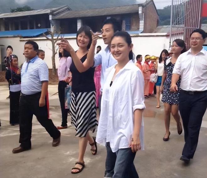 汪小菲的父亲汪则涵_汪小菲晒女儿甜笑照_