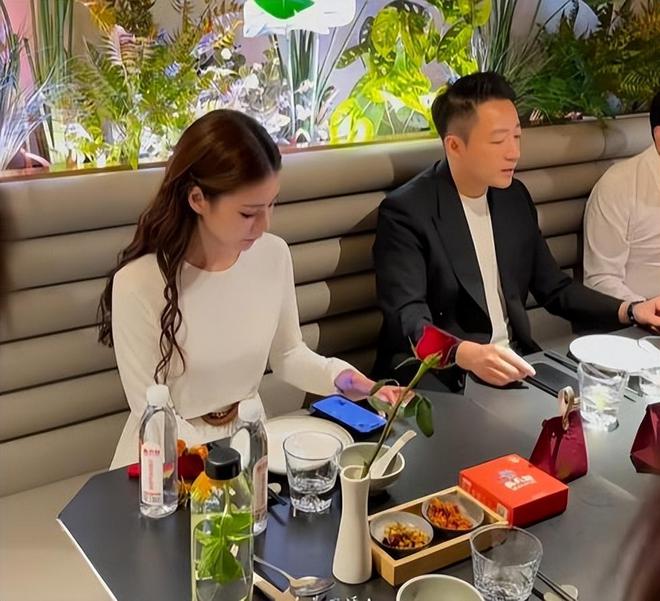 汪小菲的父亲汪则涵__汪小菲晒女儿甜笑照