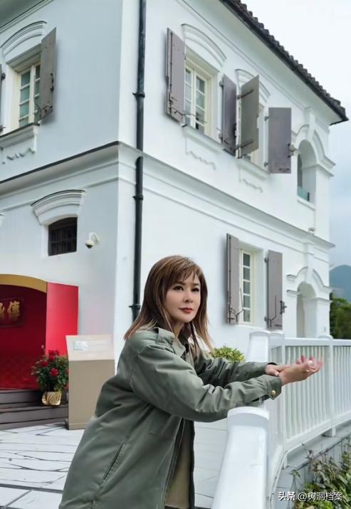 62岁关之琳近况：住豪宅以狗为伴，财产留给弟弟，不信爱情信亲情