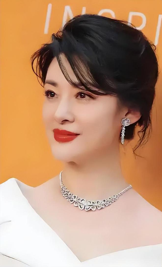 _央视主持人对眼_央视主持人的眼镜