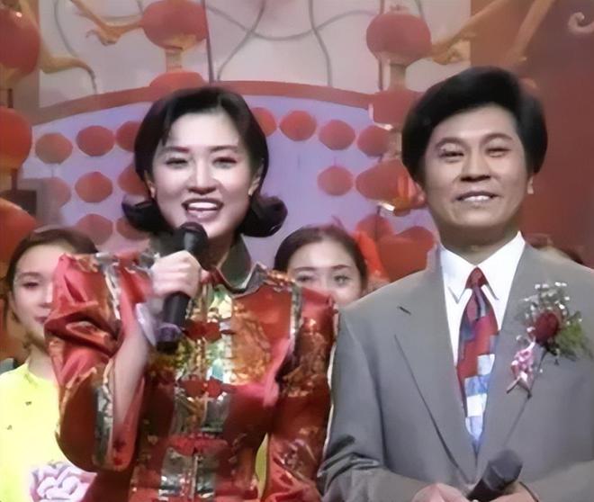 央视主持人的眼镜_央视主持人对眼_