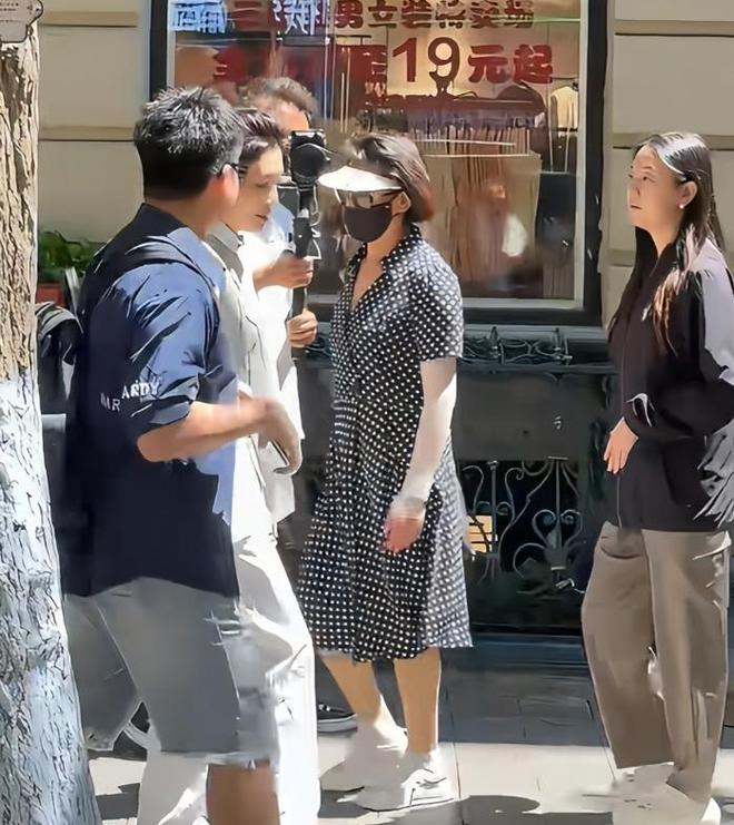 央视主持人对眼__央视主持人的眼镜