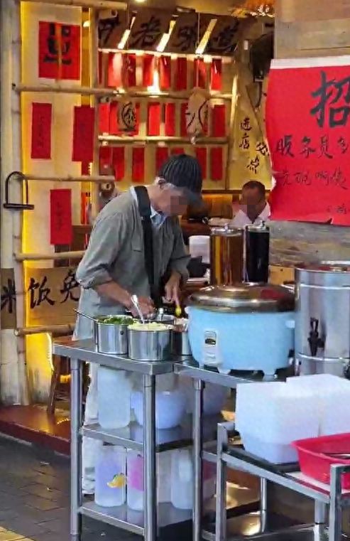 广东江门一饭店白米饭免费，老人每天打一碗米饭配酱油吃，店主：只要营业，就一直提供_广东江门一饭店白米饭免费，老人每天打一碗米饭配酱油吃，店主：只要营业，就一直提供_