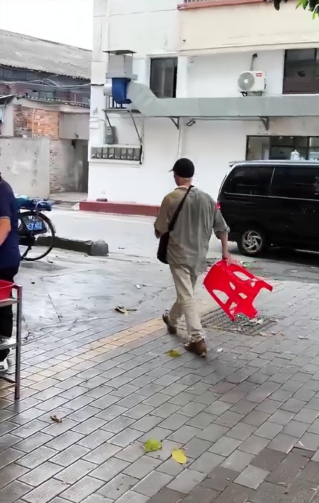 _广东江门一饭店白米饭免费，老人每天打一碗米饭配酱油吃，店主：只要营业，就一直提供_广东江门一饭店白米饭免费，老人每天打一碗米饭配酱油吃，店主：只要营业，就一直提供