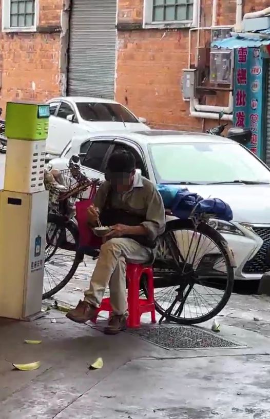 广东江门一饭店白米饭免费，老人每天打一碗米饭配酱油吃，店主：只要营业，就一直提供__广东江门一饭店白米饭免费，老人每天打一碗米饭配酱油吃，店主：只要营业，就一直提供
