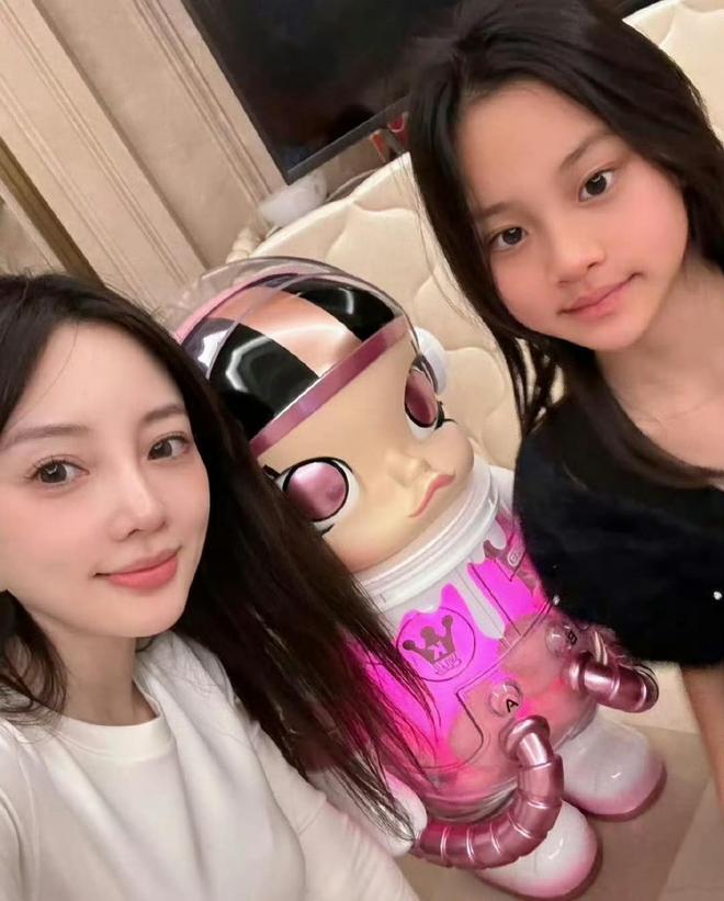 _甜馨手滑引爆全网！点赞父亲贾乃亮冷暴力评论后，含泪发声_甜馨手滑引爆全网！点赞父亲贾乃亮冷暴力评论后，含泪发声