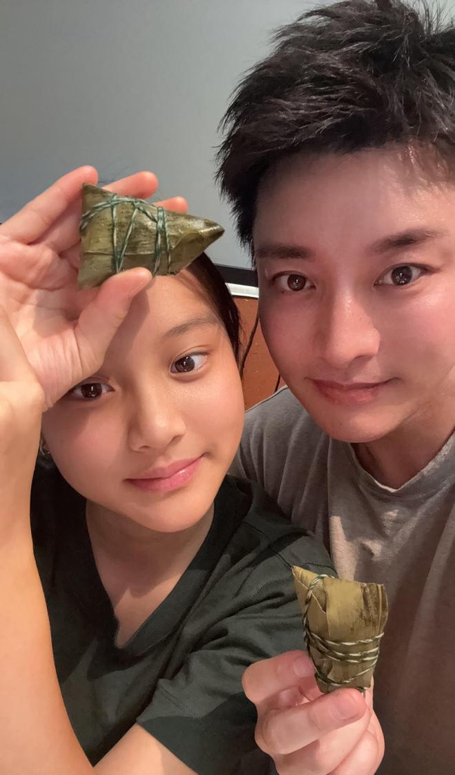 甜馨手滑引爆全网！点赞父亲贾乃亮冷暴力评论后，含泪发声__甜馨手滑引爆全网！点赞父亲贾乃亮冷暴力评论后，含泪发声