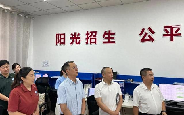 分数线高位突破！长江大学校长现场检查指导高考招生录取工作