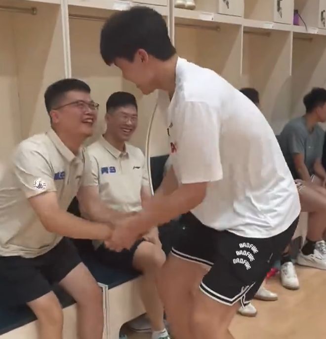 杨瀚森回青岛！与各球员+工作人员握手，拥抱刘维伟，布满记者__杨瀚森回青岛！与各球员+工作人员握手，拥抱刘维伟，布满记者