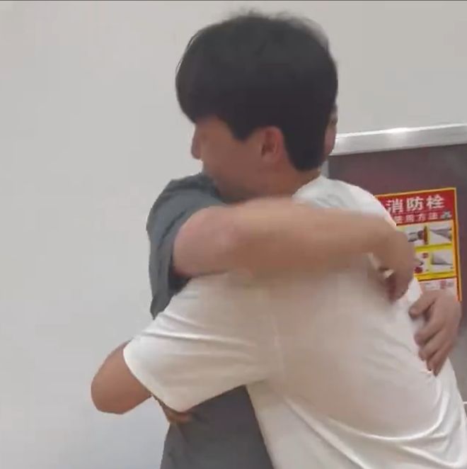 杨瀚森回青岛！与各球员+工作人员握手，拥抱刘维伟，布满记者_杨瀚森回青岛！与各球员+工作人员握手，拥抱刘维伟，布满记者_
