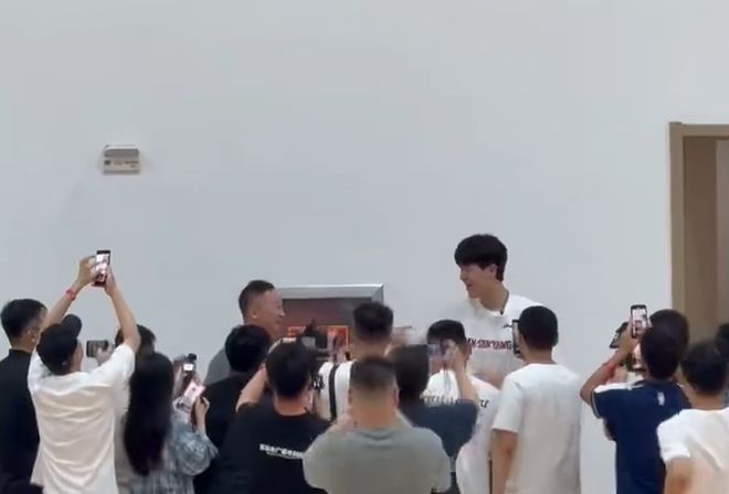 _杨瀚森回青岛！与各球员+工作人员握手，拥抱刘维伟，布满记者_杨瀚森回青岛！与各球员+工作人员握手，拥抱刘维伟，布满记者