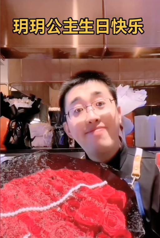_高下立判！小玥儿回北京过生日，全员出动庆祝，S妈采访说没人陪_高下立判！小玥儿回北京过生日，全员出动庆祝，S妈采访说没人陪