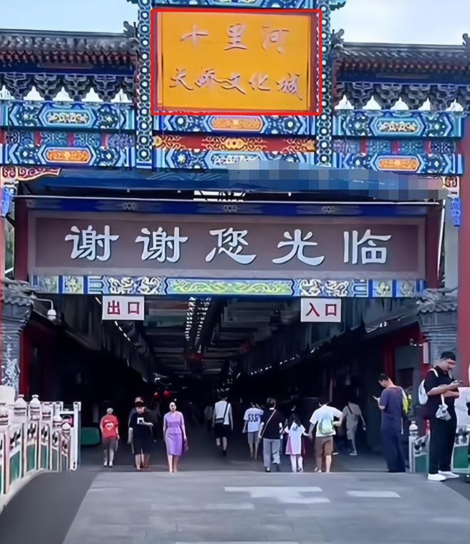 高下立判！小玥儿回北京过生日，全员出动庆祝，S妈采访说没人陪_高下立判！小玥儿回北京过生日，全员出动庆祝，S妈采访说没人陪_