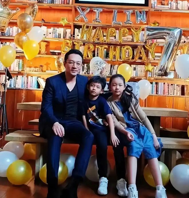 高下立判！小玥儿回北京过生日，全员出动庆祝，S妈采访说没人陪_高下立判！小玥儿回北京过生日，全员出动庆祝，S妈采访说没人陪_