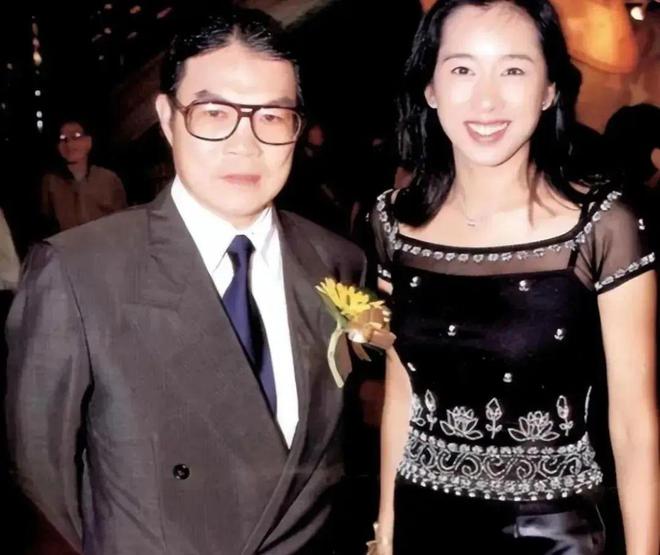 霍烽女儿霍苗近照__叶一茜比郭晶晶漂亮