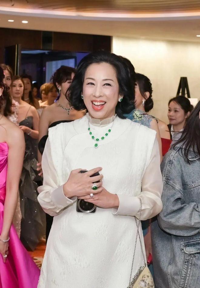 叶一茜比郭晶晶漂亮_霍烽女儿霍苗近照_