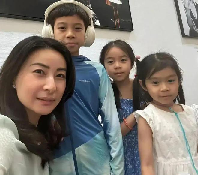 叶一茜比郭晶晶漂亮_霍烽女儿霍苗近照_
