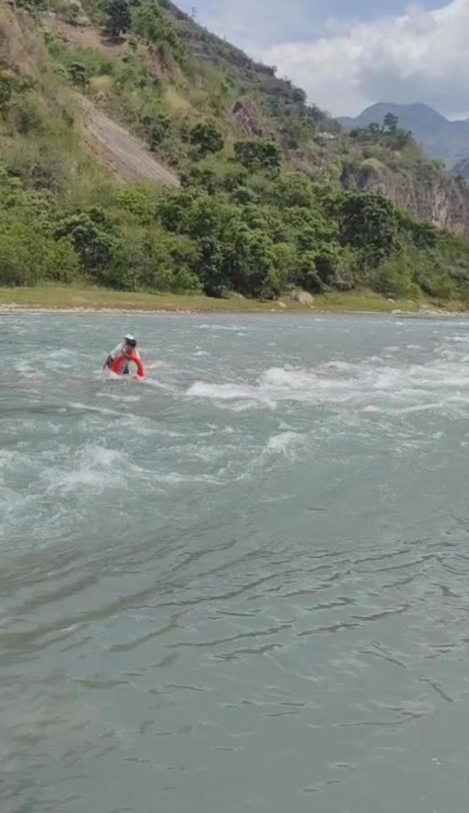 河道涨水致多人被困，高校保卫科长、中学校长救人遇难还有一名营救者失联 官方回应