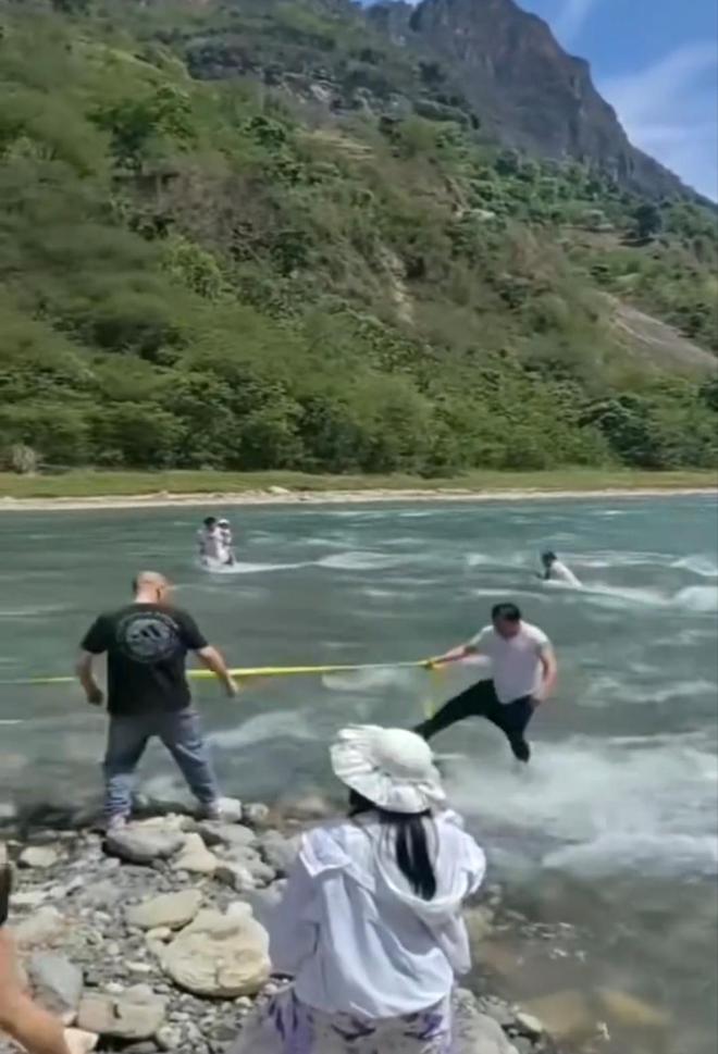 _河道涨水致多人被困，高校保卫科长、中学校长救人遇难还有一名营救者失联 官方回应_河道涨水致多人被困，高校保卫科长、中学校长救人遇难还有一名营救者失联 官方回应