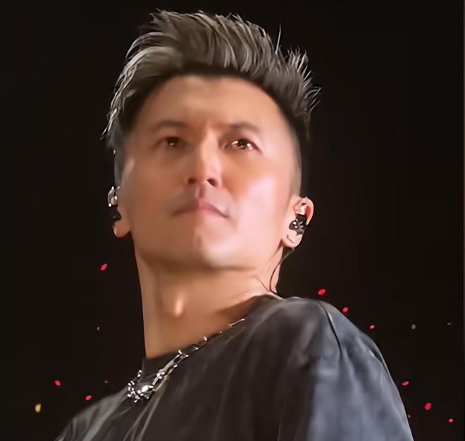 _谢霆锋主持王菲演唱_谢霆锋王菲甜蜜视频