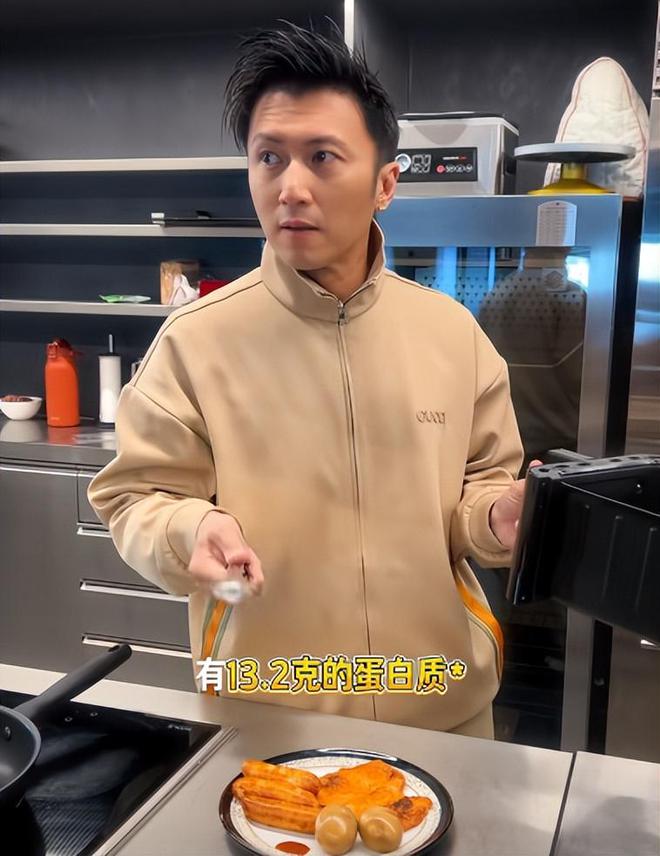 谢霆锋王菲甜蜜视频__谢霆锋主持王菲演唱