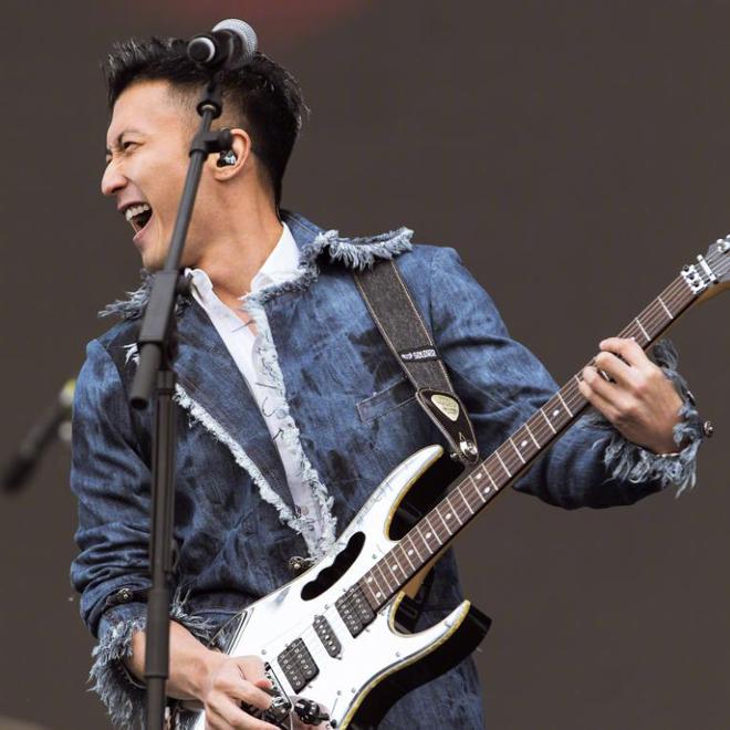 谢霆锋王菲甜蜜视频__谢霆锋主持王菲演唱