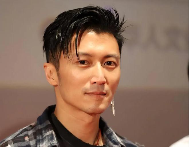 谢霆锋王菲甜蜜视频__谢霆锋主持王菲演唱