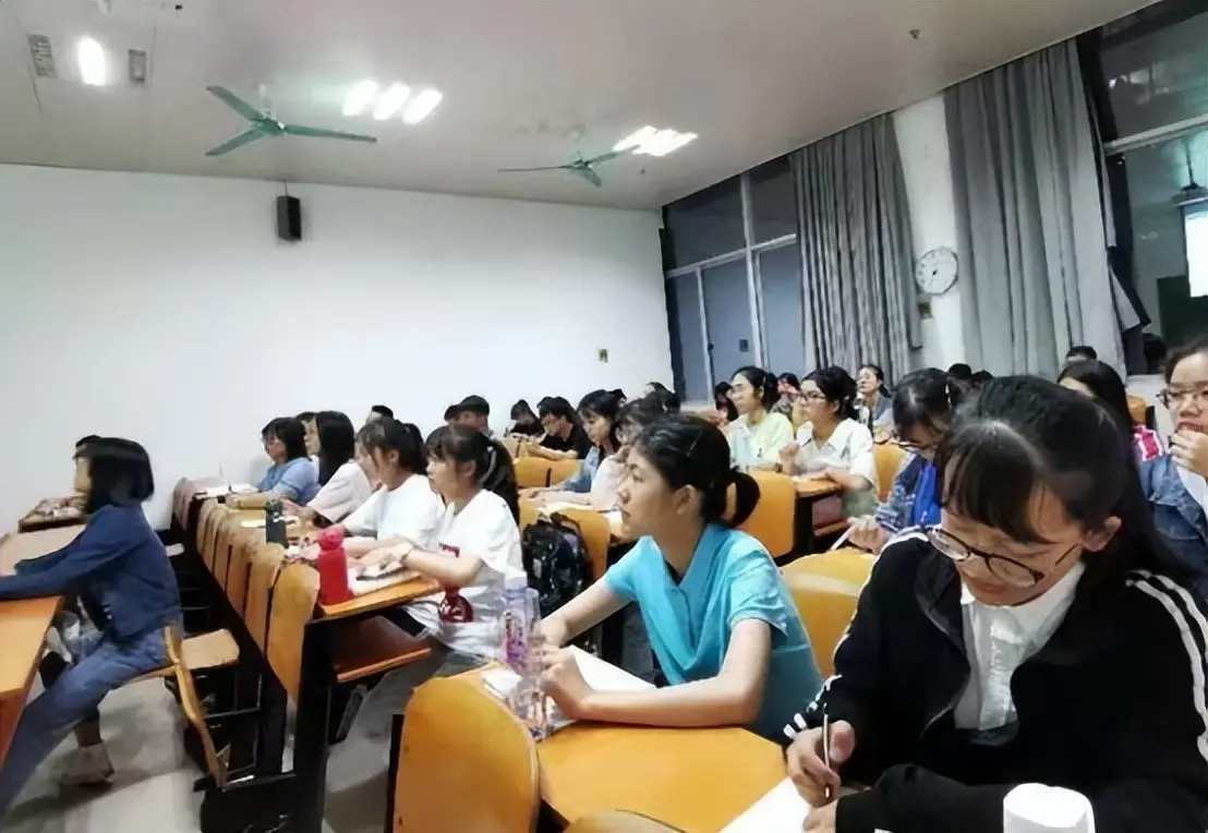 女教授任教985大学3年，课堂里无人问津，转身入职华科大创造历史__女教授任教985大学3年，课堂里无人问津，转身入职华科大创造历史