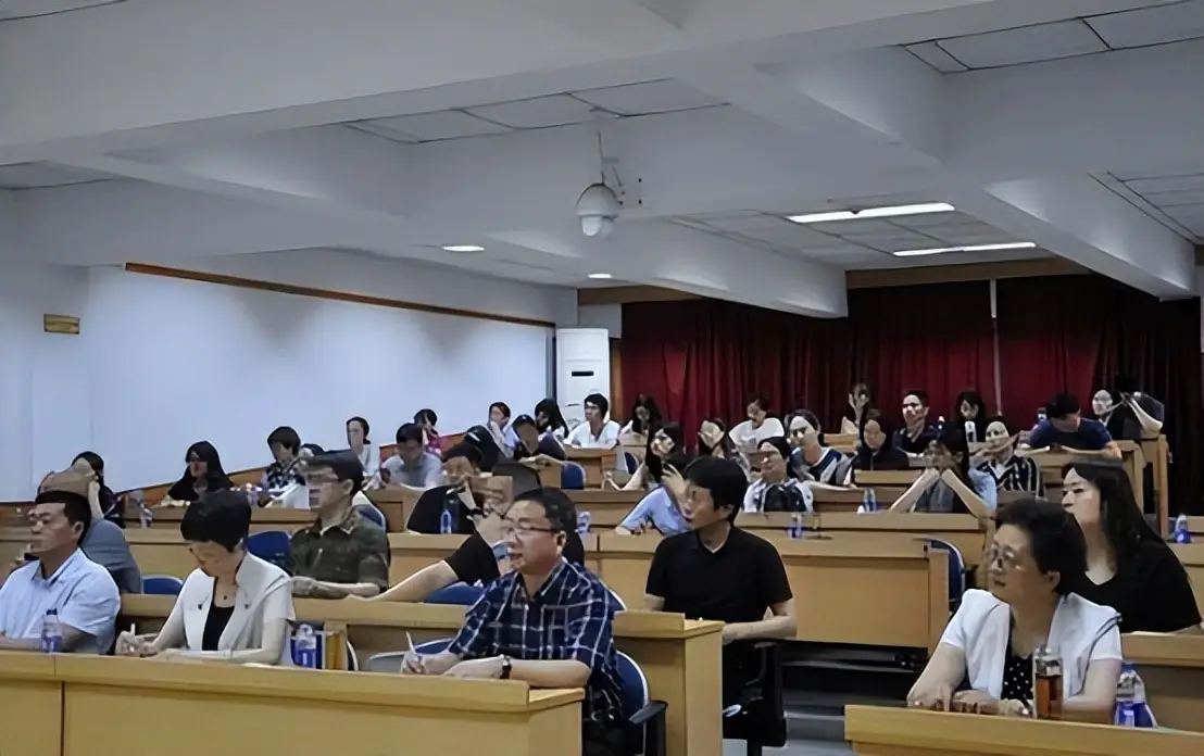 女教授任教985大学3年，课堂里无人问津，转身入职华科大创造历史_女教授任教985大学3年，课堂里无人问津，转身入职华科大创造历史_
