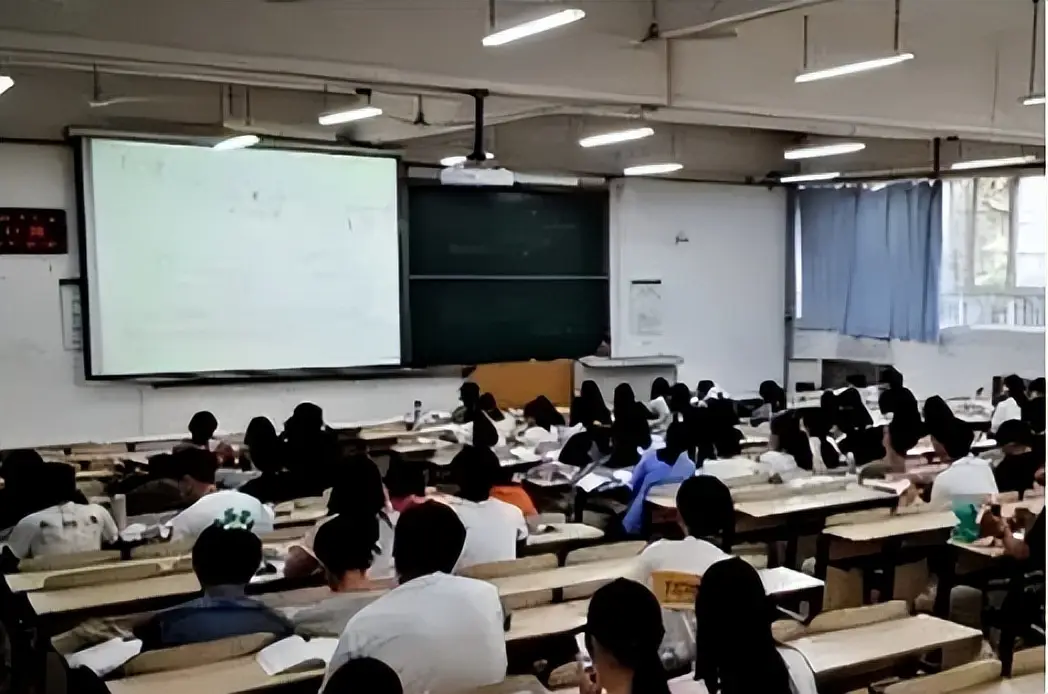 _女教授任教985大学3年，课堂里无人问津，转身入职华科大创造历史_女教授任教985大学3年，课堂里无人问津，转身入职华科大创造历史