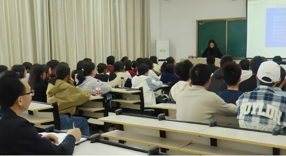 女教授任教985大学3年，课堂里无人问津，转身入职华科大创造历史_女教授任教985大学3年，课堂里无人问津，转身入职华科大创造历史_