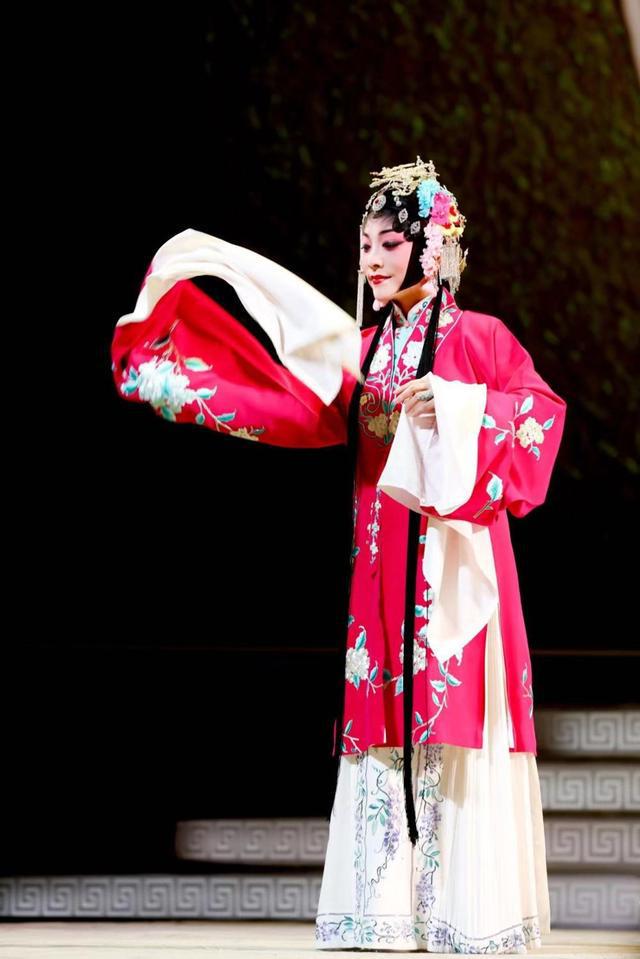 _朱洁静等14位演员摘梅靠“护花使者”上海编剧罗怀臻_朱洁静等14位演员摘梅靠“护花使者”上海编剧罗怀臻