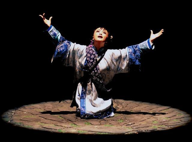 朱洁静等14位演员摘梅靠“护花使者”上海编剧罗怀臻__朱洁静等14位演员摘梅靠“护花使者”上海编剧罗怀臻