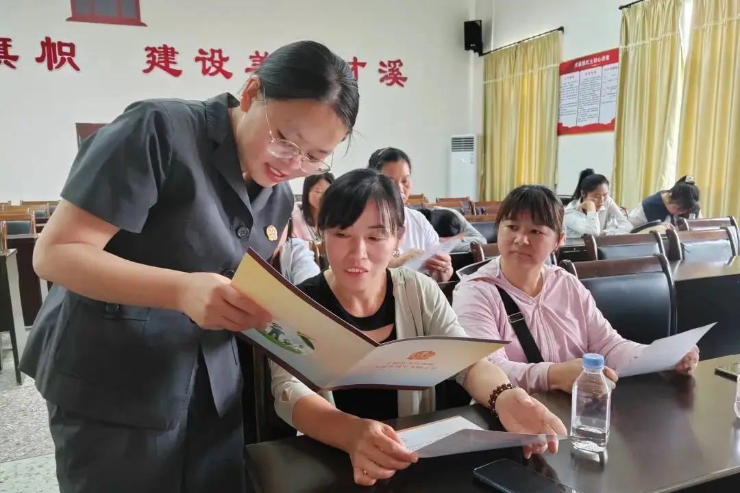 家庭教育宣传月 | 以法为盾护幼苗，爱润万家伴成长_家庭教育宣传月 | 以法为盾护幼苗，爱润万家伴成长_