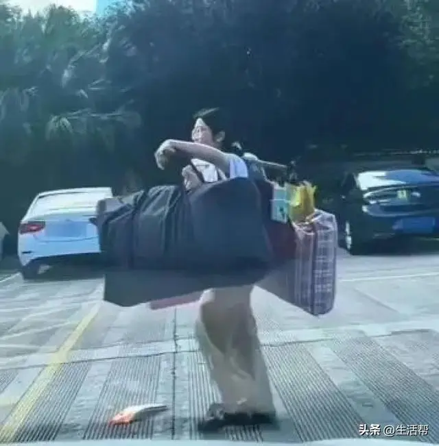 网传扁担女孩高考527分，班主任辟谣：不实，不要再打扰她__网传扁担女孩高考527分，班主任辟谣：不实，不要再打扰她