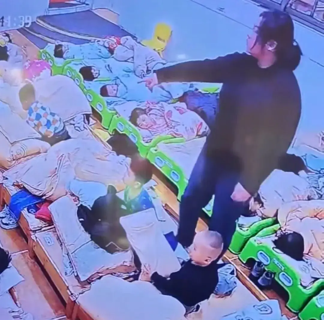 湖南某幼儿园监控下最触目惊心的一幕：病态群体，早该曝光了