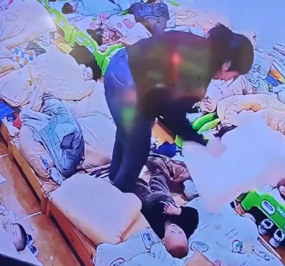 鸟巢飙车监控曝光__昆明暴恐案全程监控视频曝光