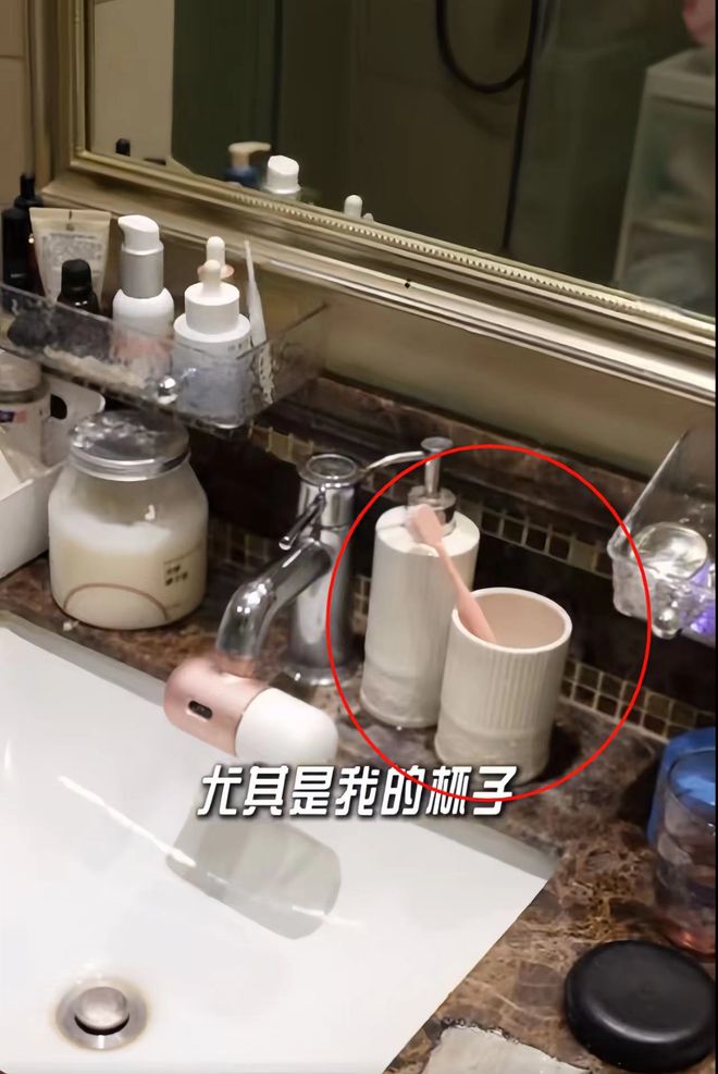 蒋欣晒素颜照撞脸吴昕_刘德华晒旧照_