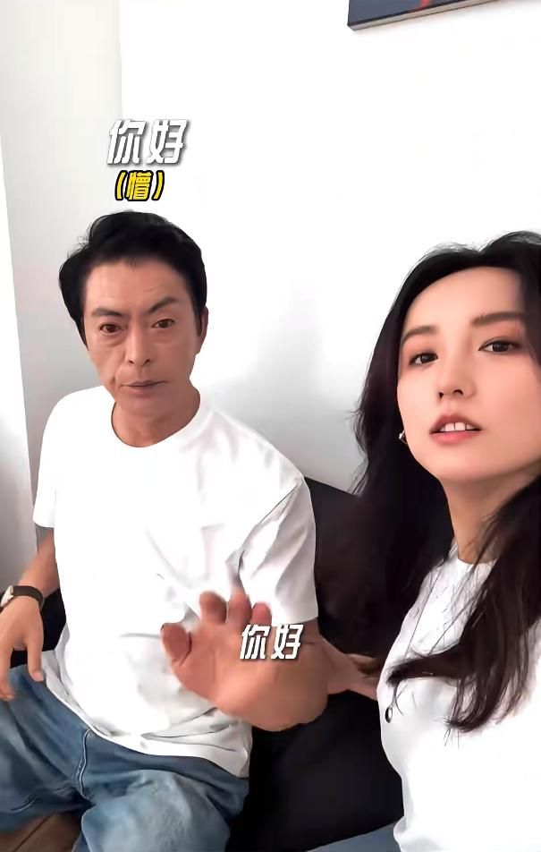 刘德华晒旧照_蒋欣晒素颜照撞脸吴昕_