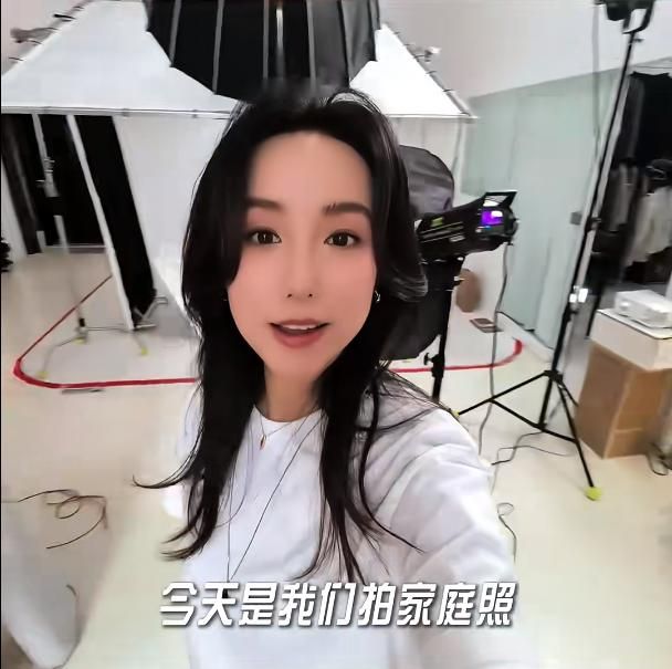 蒋欣晒素颜照撞脸吴昕_刘德华晒旧照_