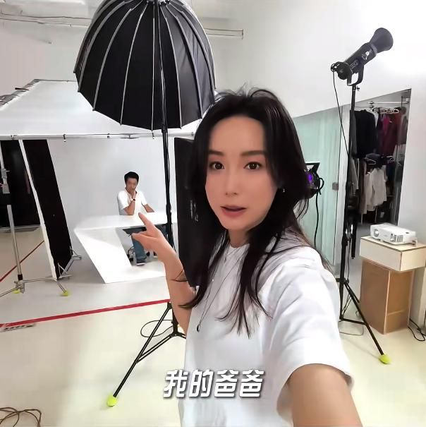 刘德华晒旧照_蒋欣晒素颜照撞脸吴昕_