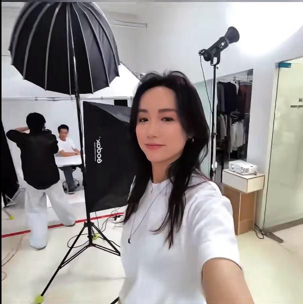 蒋欣晒素颜照撞脸吴昕_刘德华晒旧照_