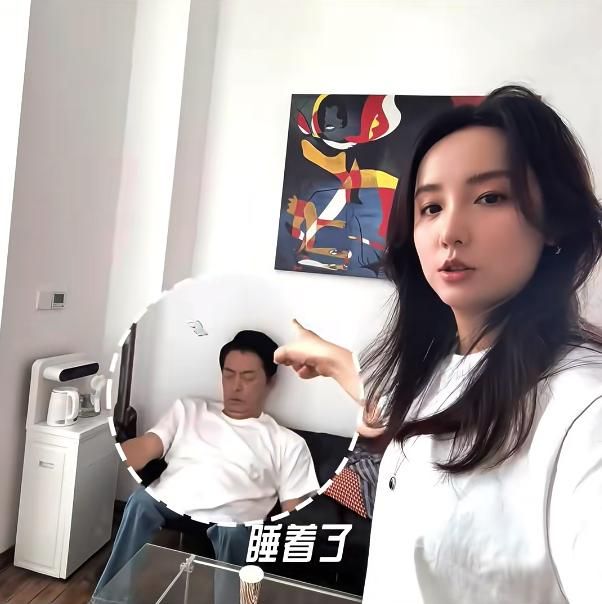 刘德华晒旧照_蒋欣晒素颜照撞脸吴昕_