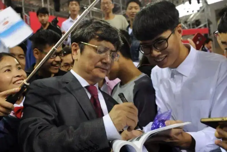 调任贵大一个月，学生喊话郑强滚出贵州大学！五年后发生了逆转